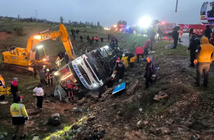 Malatya'da Katliam Gibi Kaza: Yolcu Otobüsü Şarampole Devrildi!