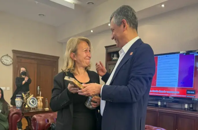 ÖZGÜR ÖZEL’DEN MÜHÜR HAMLESİ: “TEKRAR GELİNCEYE KADAR SİZDE DURSUN”