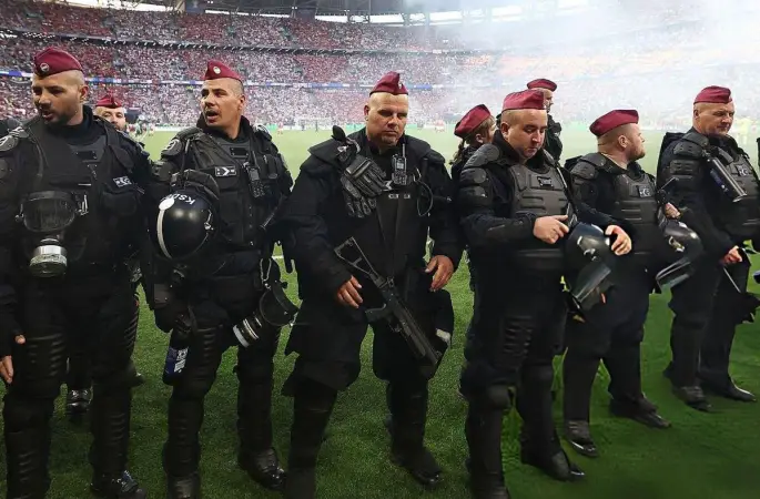 PUSKAS ARENA'DA GERGİN ANLAR: ŞAMPİYONLAR LİGİ FİNALİNDE ÖZEL DONANIMLI POLİSLER TRİBÜNE İNDİ!