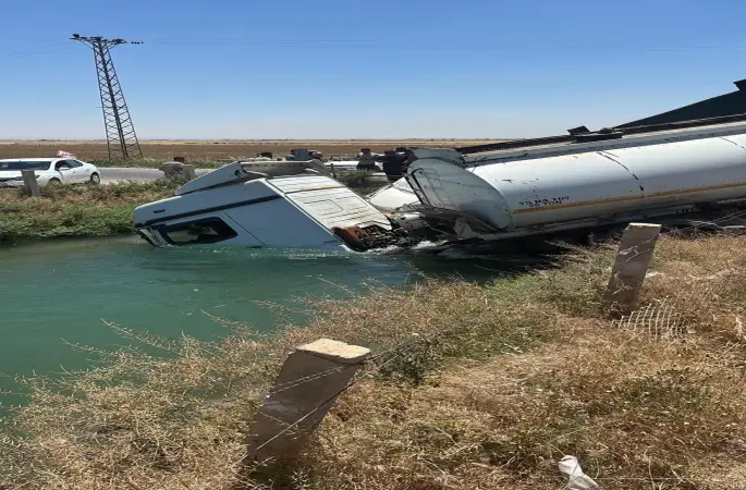 ŞANLIURFA-AKÇAKALE YOLUNDA FECİ KAZA: TIR SULAMA KANALINA UÇTU!