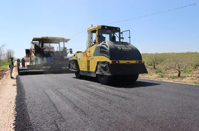ŞANLIURFA’DA 14 KİLOMETRELİK GRUP YOLUNDA ASFALT SEFERBERLİĞİ SÜRÜYOR