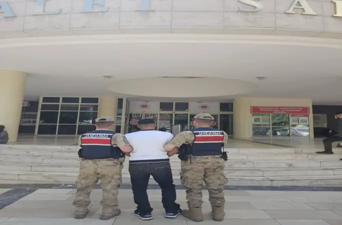 ŞANLIURFA'DA DEV OPERASYON: 27 YIL HAPİS CEZASIYLA ARANAN AZILI HIRSIZ KARAKÖPRÜ'DE YAKALANDI!