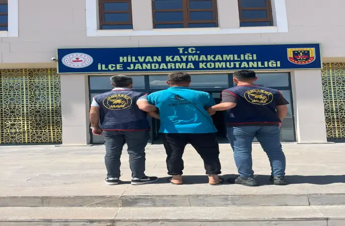 ŞANLIURFA'DA FİLM GİBİ OPERASYON: 27 YIL HAPİS CEZASI BULUNAN KATİL ZANLISI KILIK DEĞİŞTİRMİŞ HALDE YAKALANDI!