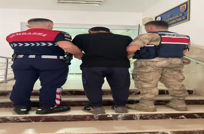 ŞANLIURFA'DA HAKKINDA 5 YIL CEZA BULUNAN FİRARİ HIRSIZ JANDARMA MOTORİZE EKİPLERİNE TAKILDI
