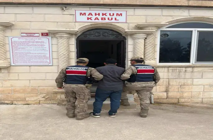 Şanlıurfa'da Jandarmadan Kaçamadı: 5 Yıl Hapis Cezası Bulunan Dolandırıcı Yakalandı