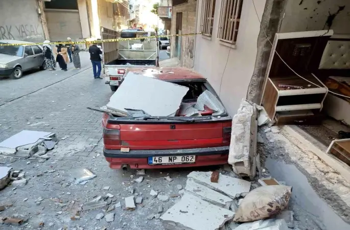Şanlıurfa’da Korkutan Patlama: Deprem Sandılar, Mutfak Tüpü Çıktı! 1 Yaralı, Araçlar Hurdaya Döndü