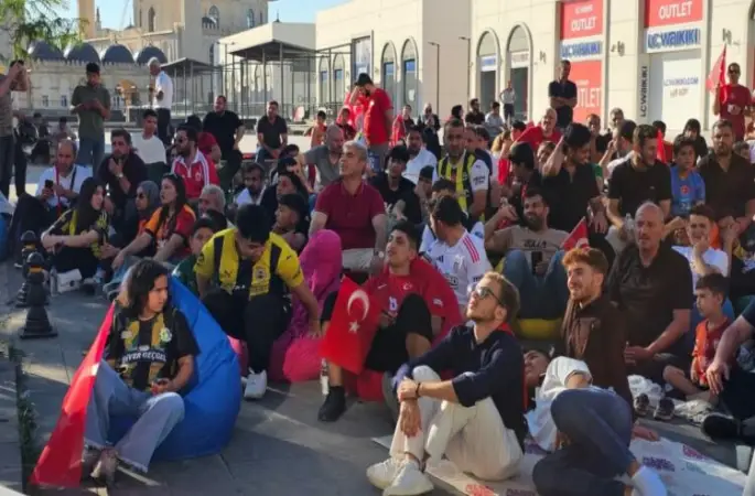 Şanlıurfa’da Milli Coşku: Dev Ekran Karşısında Tek Yürek Oldular!