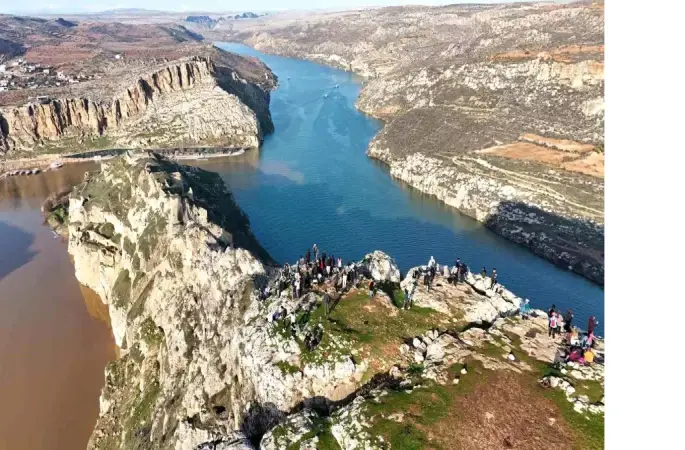 Şanlıurfalı doğaseverler Rumkale'de bağımlılık ve şiddete karşı yürüdü