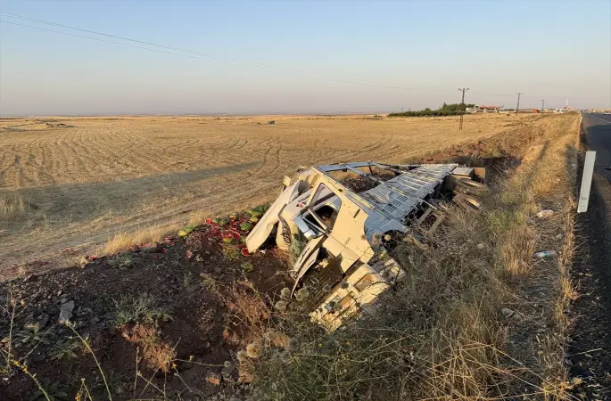 Siverek'te Karpuz Yüklü Tır Şarampole Devrildi: Baba ve Oğlu Yaralandı