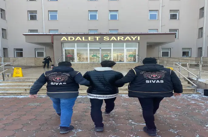 Cumhurbaşkanına Hakaret, Marka Hakkına Tecavüz ve Hakaret suçlarından olmak üzere toplamda 3 farklı suçtan aranma kaydı olan A.K isimli şahıs yakalanmıştır