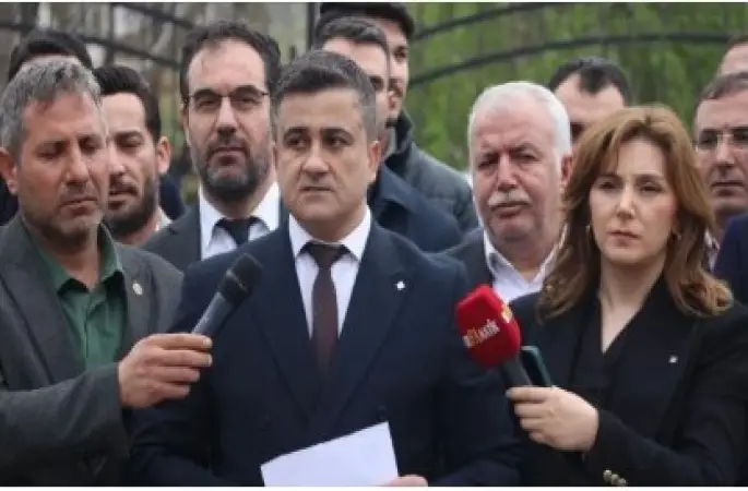 Urfa’da Ezber Bozan Bayrak Yarışı: Mehmet Selim Açar Görevi Gençlere Devretti!