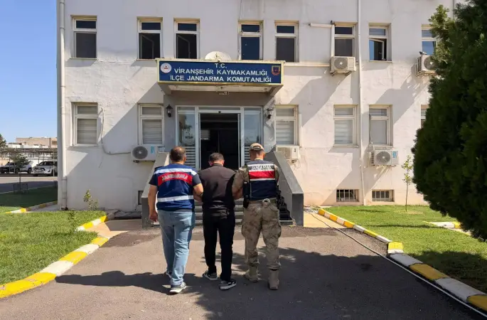 Viranşehir'de Jandarma Operasyonu: 5 Yıl Cezası Bulunan Firari Yakalandı!