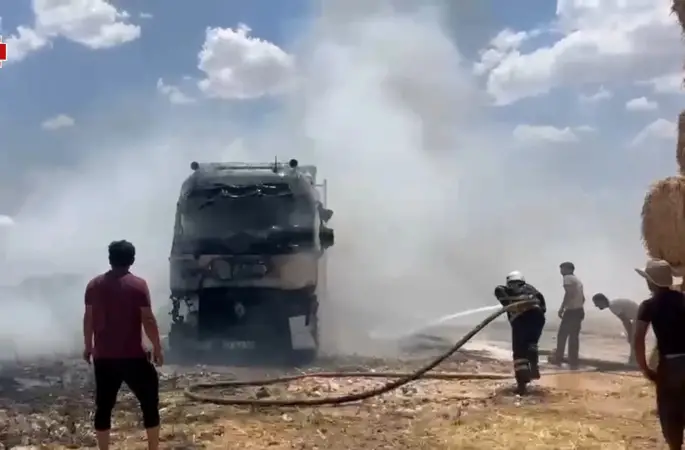 Viranşehir'de Seyir Halindeki Saman Yüklü Tır Alev Alev Yandı!