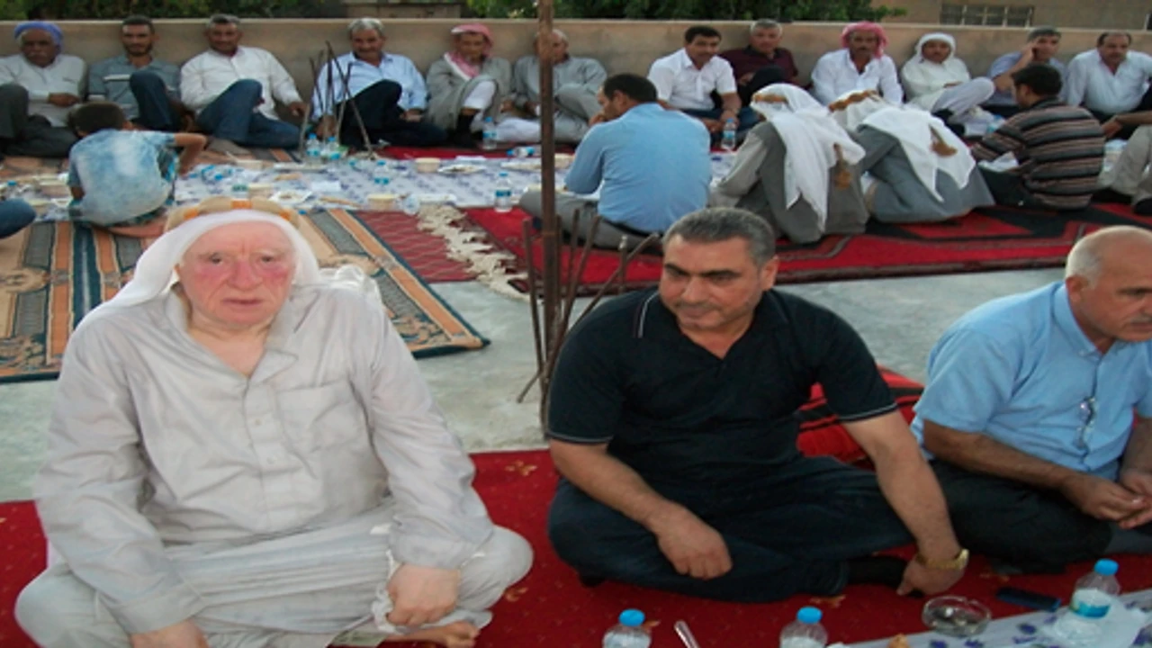 asiret_reisi_yemek_ziyafeti_verdi_h10666.webp