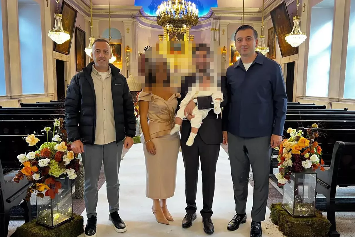ak-partili-baskanin-vaftiz-torenine-katilmasi_03a7252581_sd.webp