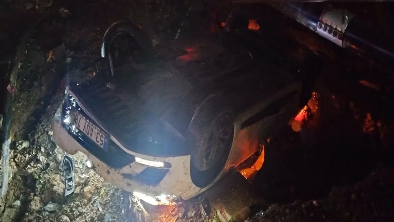 sanliurfada-belediyenin-kazdigi-cukura-otomobil-devrildi-1.jpeg