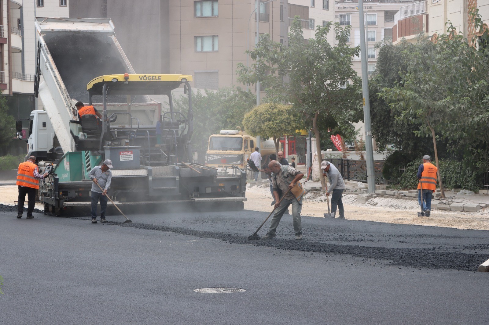 BÜYÜKŞEHİR YOLLARI YENİLİYOR, KARAKÖPRÜ’DE ULAŞIM RAHATLIYOR - 3