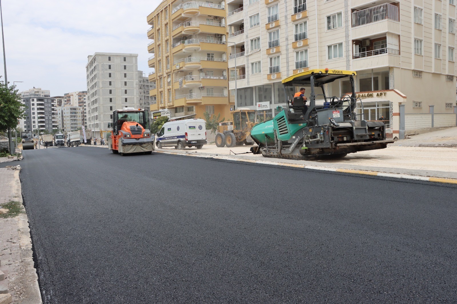 BÜYÜKŞEHİR YOLLARI YENİLİYOR, KARAKÖPRÜ’DE ULAŞIM RAHATLIYOR - 5