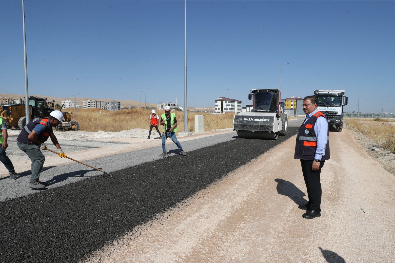 HALİLİYE’DE ASFALT DEVRİMİ: KENDİ ASFALTINI ÜRETİP KENDİ YOLUNU YAPIYOR - 3