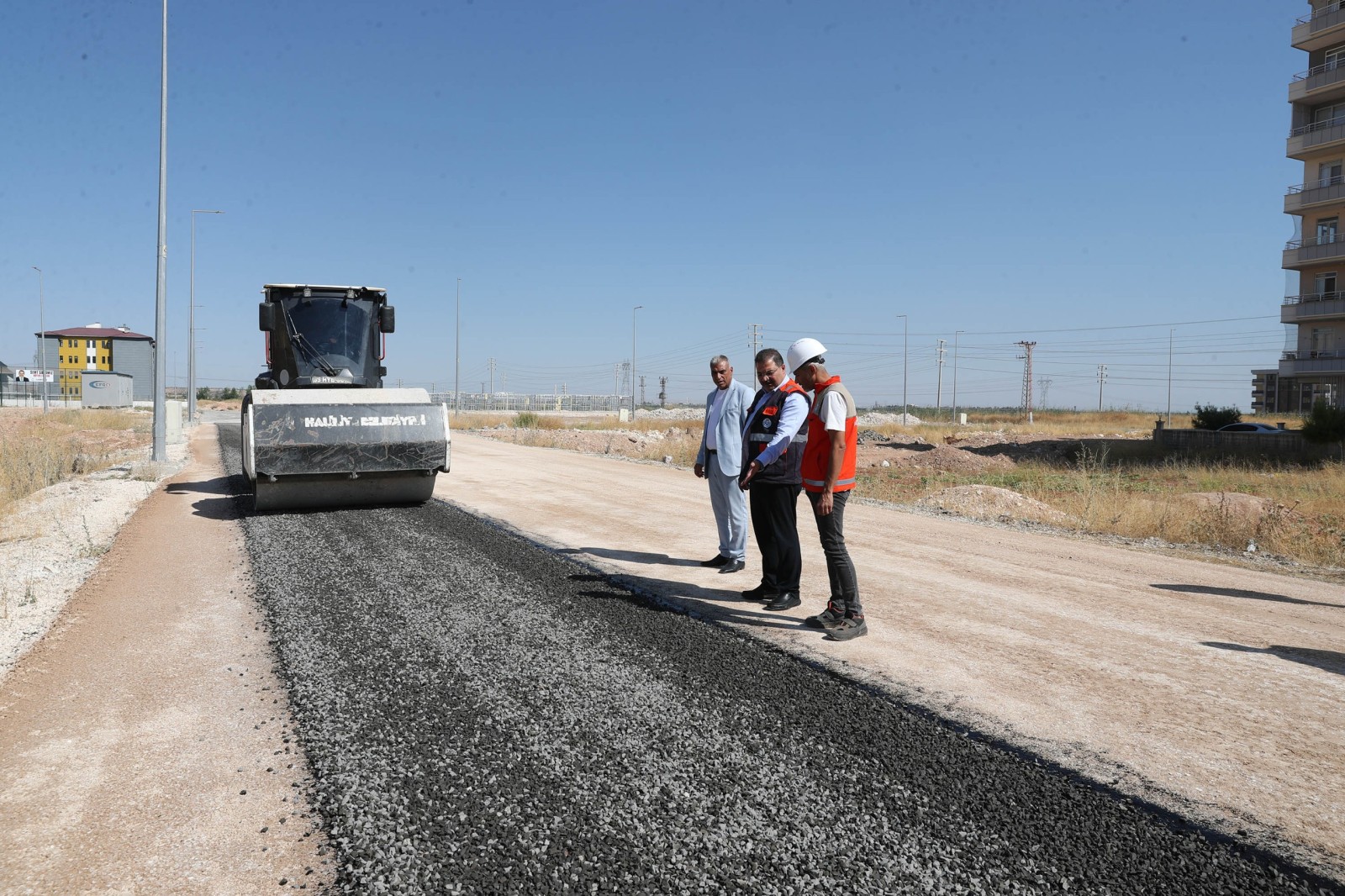 HALİLİYE’DE ASFALT DEVRİMİ: KENDİ ASFALTINI ÜRETİP KENDİ YOLUNU YAPIYOR - 5