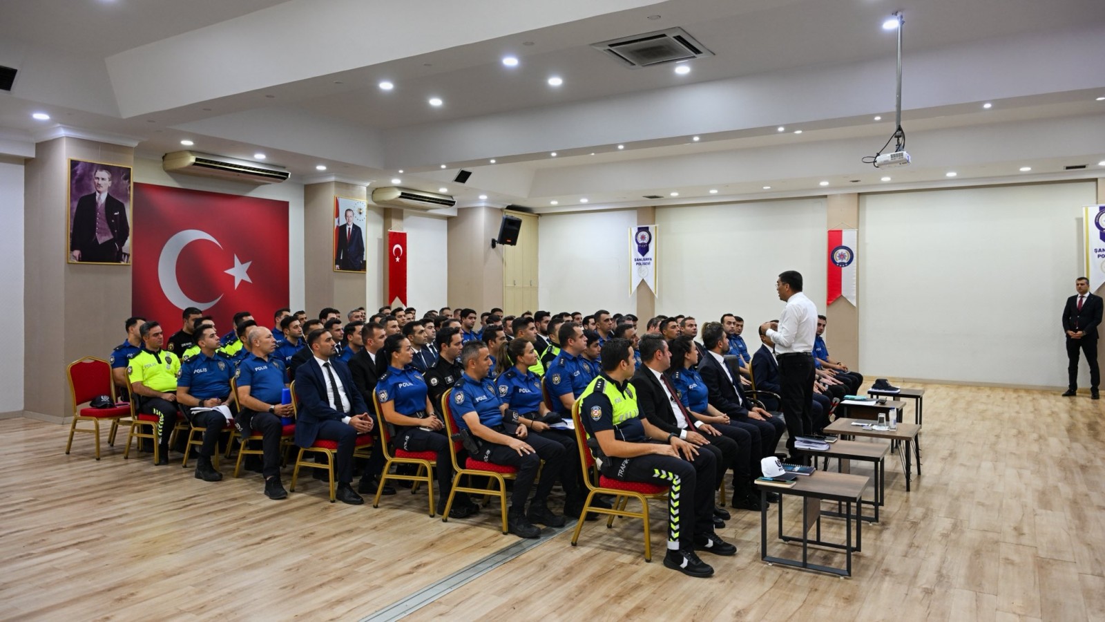 Şanlıurfa Emniyet Müdürü Atilla Aksoy’dan Yeni Göreve Başlayan Personele Sertifikalı Karşılama: "Huzur ve Güvenlik İçin 7/24 Sahadayız" - 2