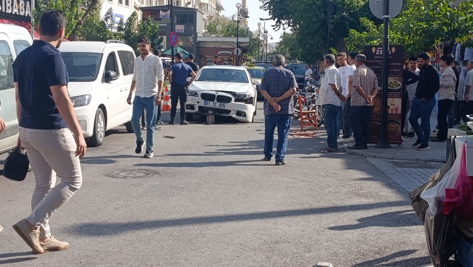Sarayönü’nde Tramvay Önlemi Kaza Getirdi: Lüks Otomobil Bariyerlere Çarptı - 1