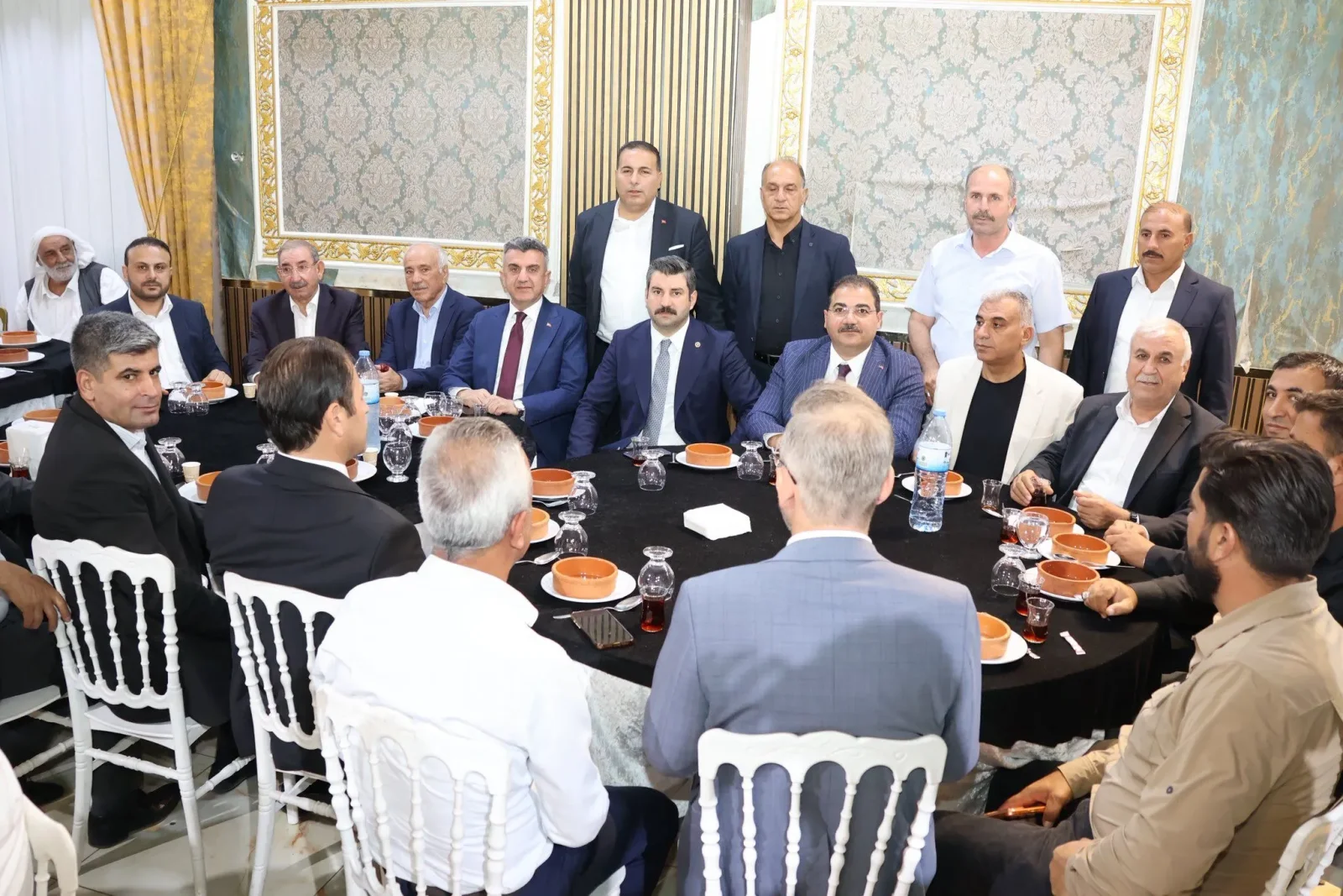 AK Parti Şanlıurfa Milletvekili İbrahim Eyyüpoğlu, Kırmızı Ailesinin Kirvesi Oldu - 1