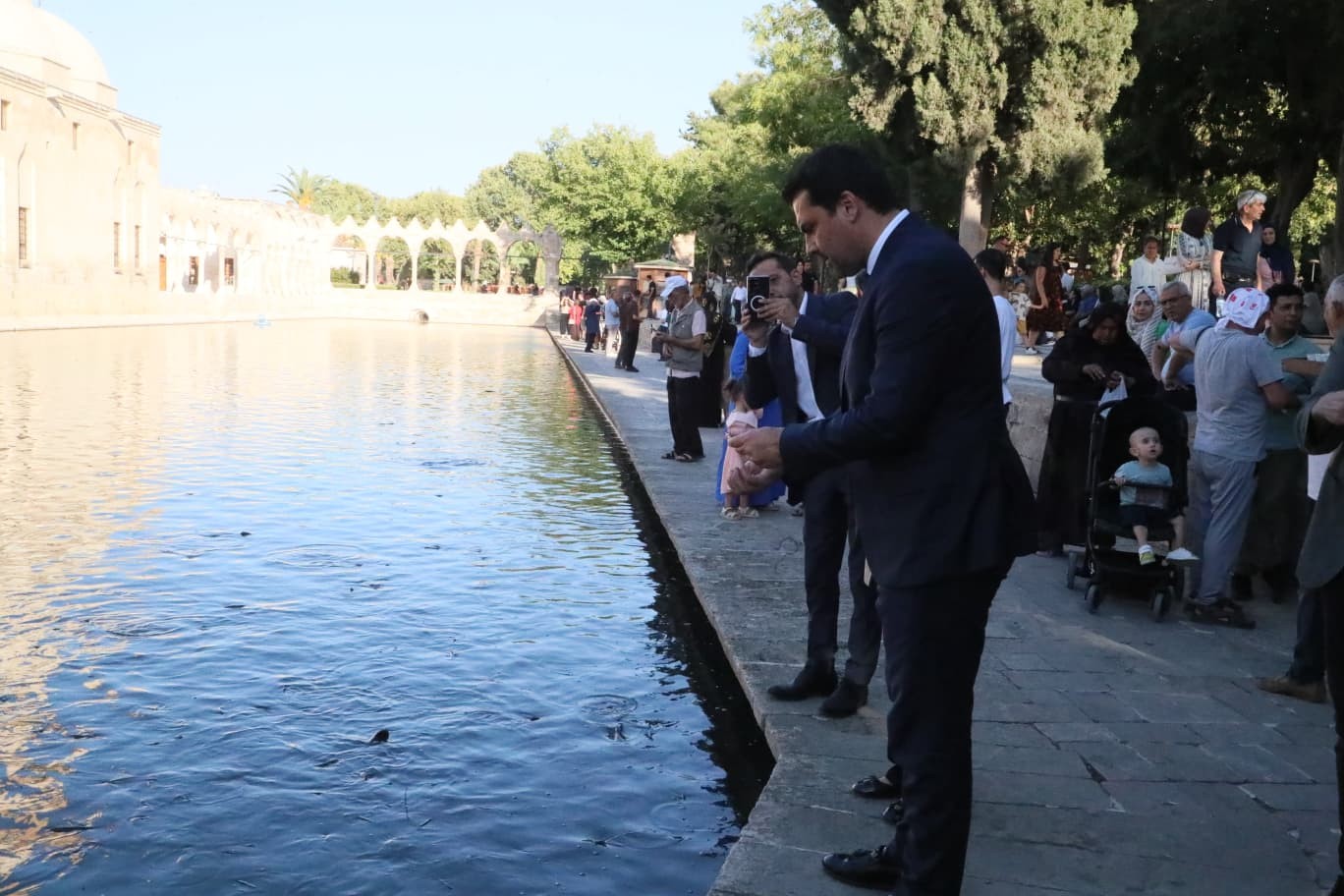 Balıklıgöl’de Siyasi Misafirperverlik: Yemleri Teşkilat Aldı, Sevabı Vekil Kazandı! - 3