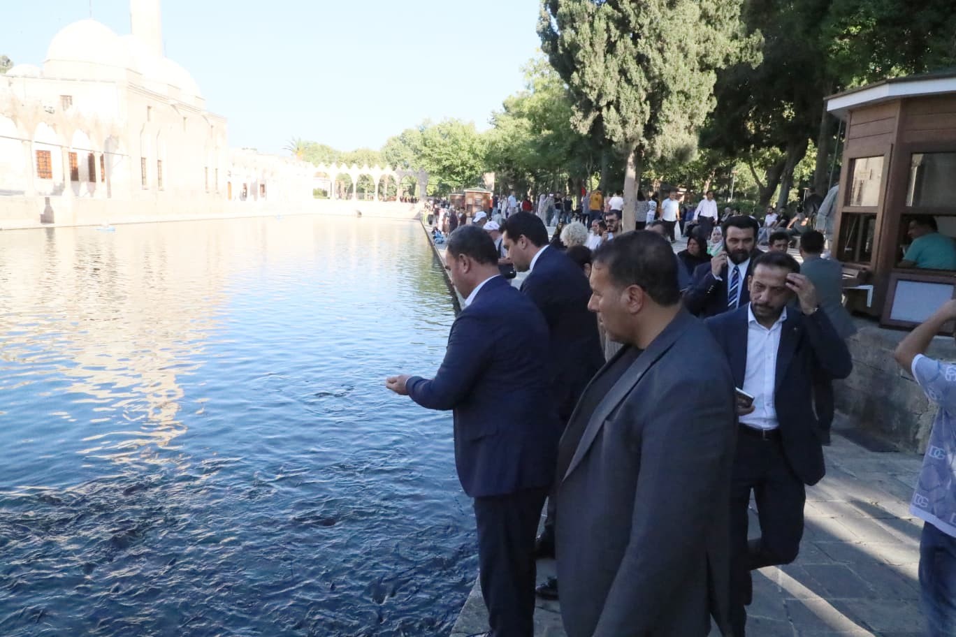 Balıklıgöl’de Siyasi Misafirperverlik: Yemleri Teşkilat Aldı, Sevabı Vekil Kazandı! - 4