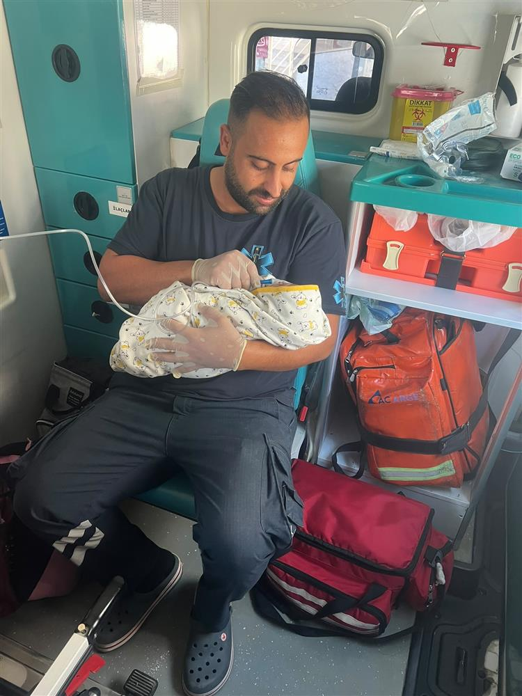 Şanlıurfa’da İki Bebek Ambulans İçinde Dünyaya Geldi - 1