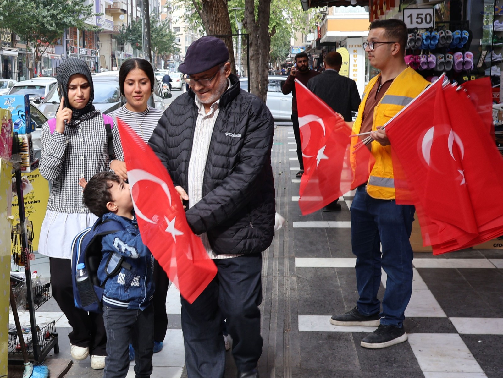 Haliliye Belediyesi’nden 29 Ekim’e Özel Bayrak Dağıtımı - 1