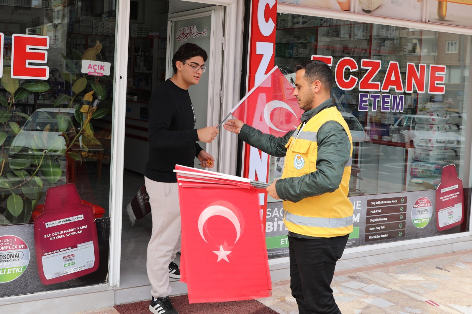 Haliliye Belediyesi’nden 29 Ekim’e Özel Bayrak Dağıtımı - 4