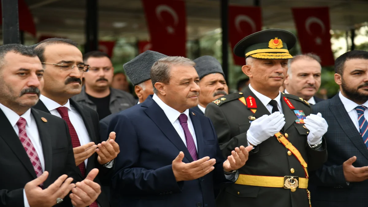 30 Ağustos’ta Şanlıurfa’da Dikkat Çeken Görüntü: Protokol Törende, Belediye Başkanları Nerede?