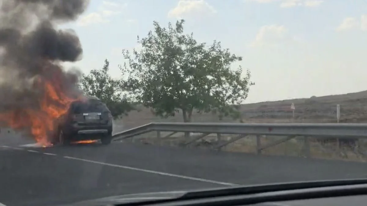 Siverek'te Seyir Halindeki Otomobil Alevlere Teslim Oldu