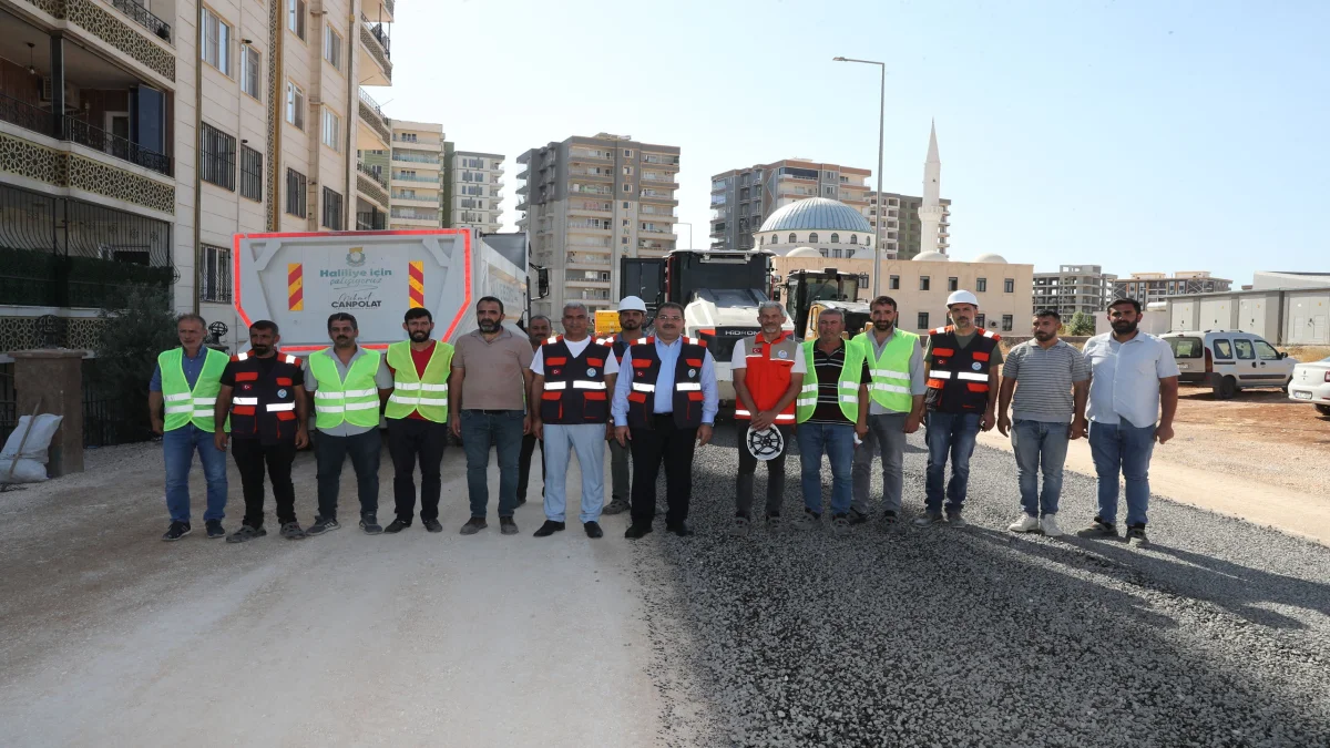 HALİLİYE’DE ASFALT DEVRİMİ: KENDİ ASFALTINI ÜRETİP KENDİ YOLUNU YAPIYOR