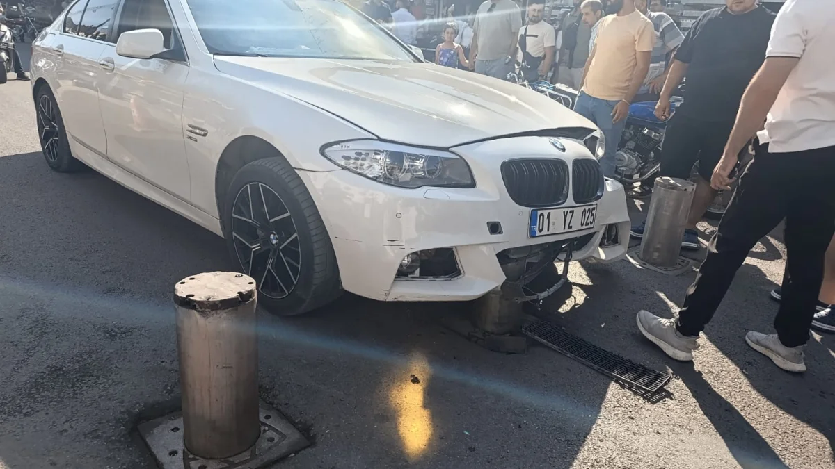 Sarayönü’nde Tramvay Önlemi Kaza Getirdi: Lüks Otomobil Bariyerlere Çarptı
