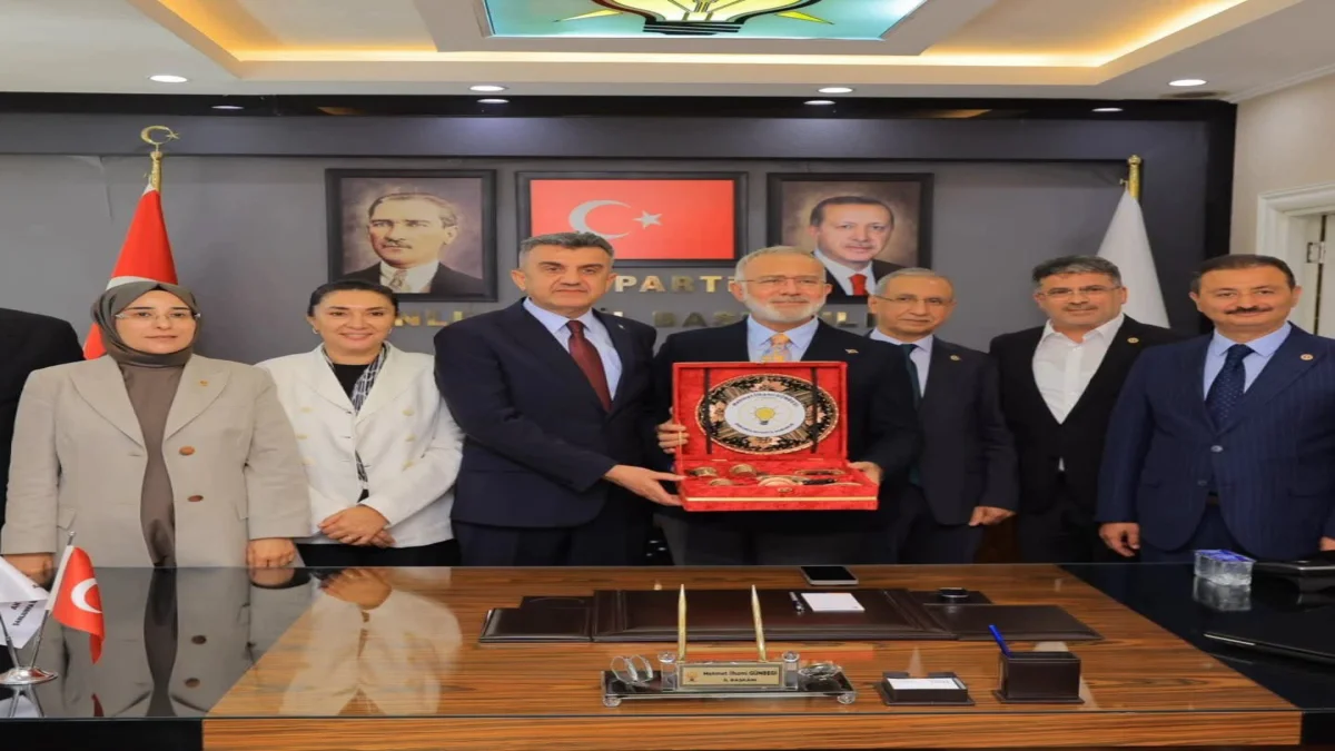 İl Başkanlığından Anlamlı Hediye: İlhami Günbeği Milletvekilinin Eline Verdi