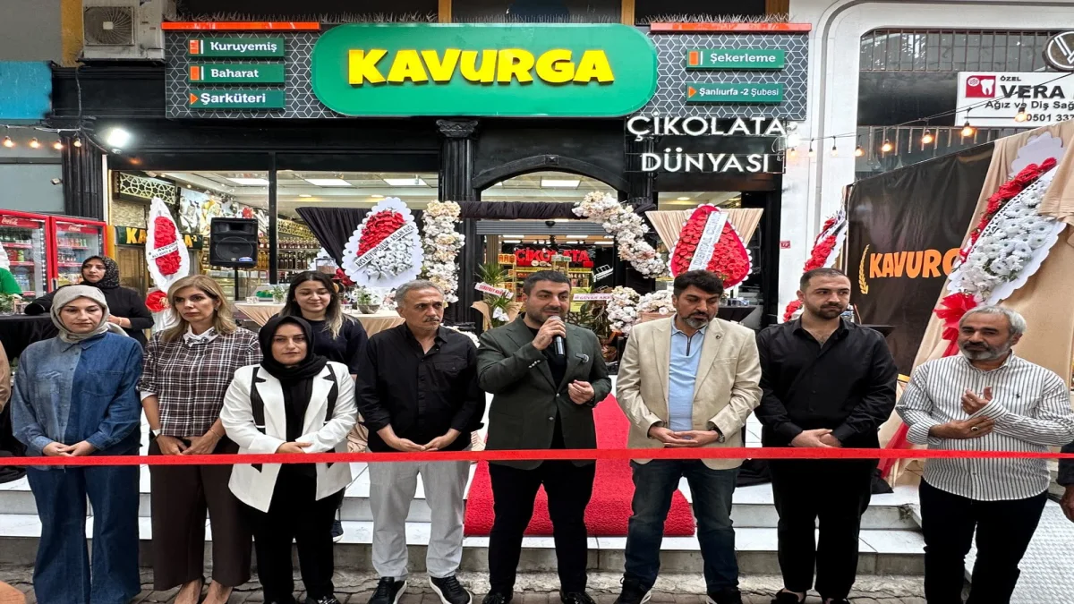 İlçe başkanı Avukat Orhan Çelik ve Medyatik Avukat Ömer Avcı Makası Ellerine alıp Kestiler