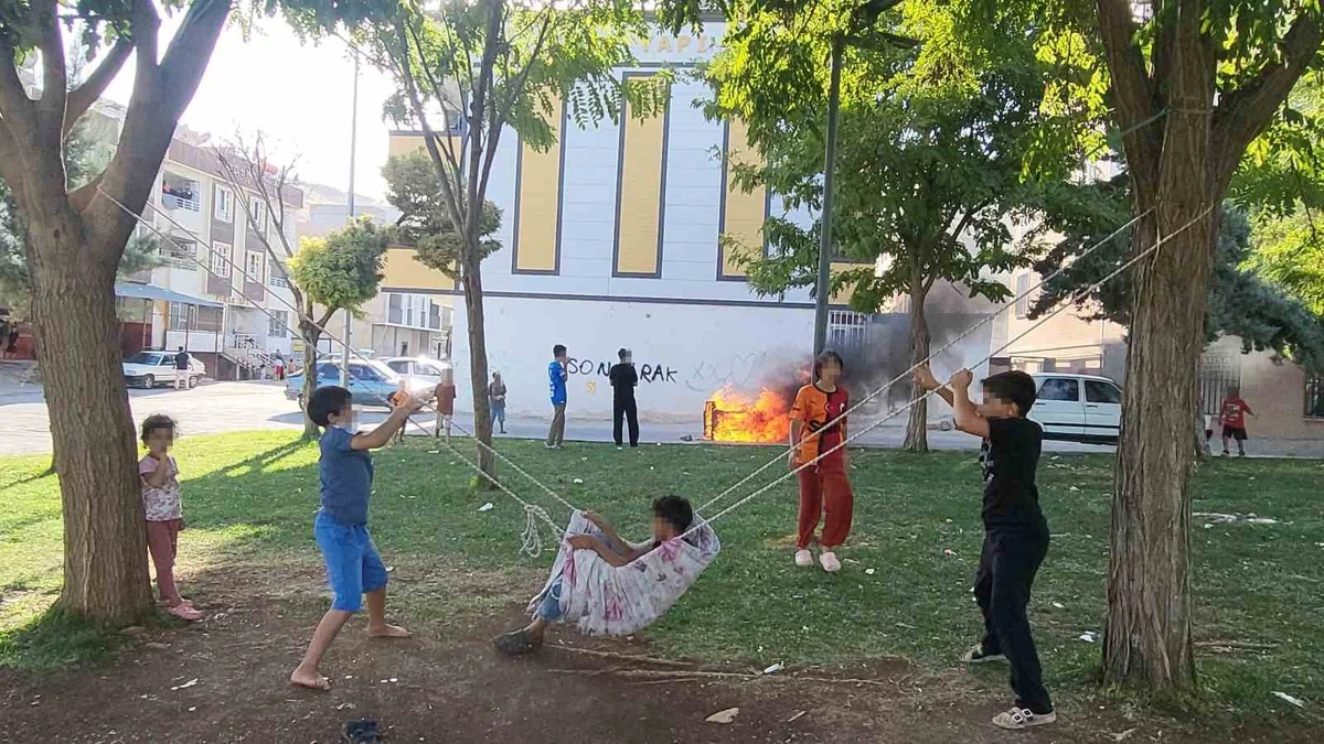 Haliliye’de Çocukların Koltuk Yangını Mahalleliyi Çileden Çıkardı