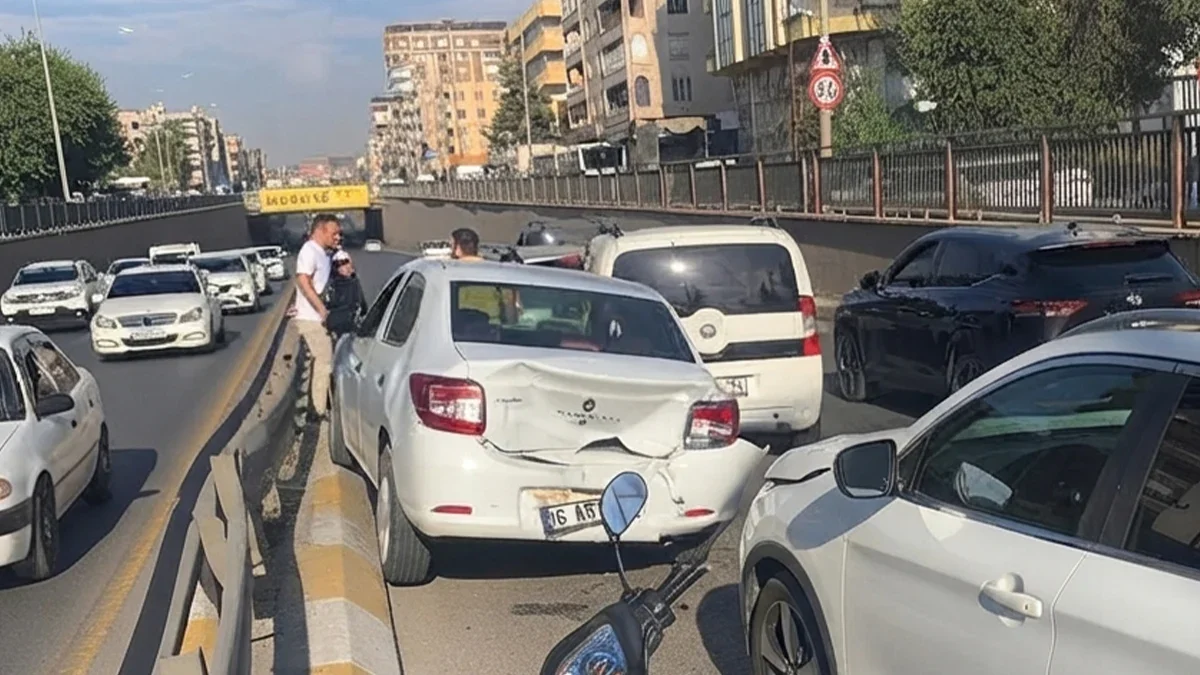 Şanlıurfa’da Korkutan Zincirleme Kaza: 5 Araç Birbirine Girdi!