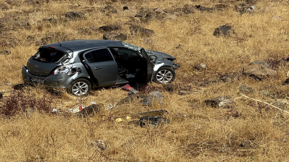 Siverek’te Otomobil Şarampole Devrildi: 2 Kişi Yaralandı!