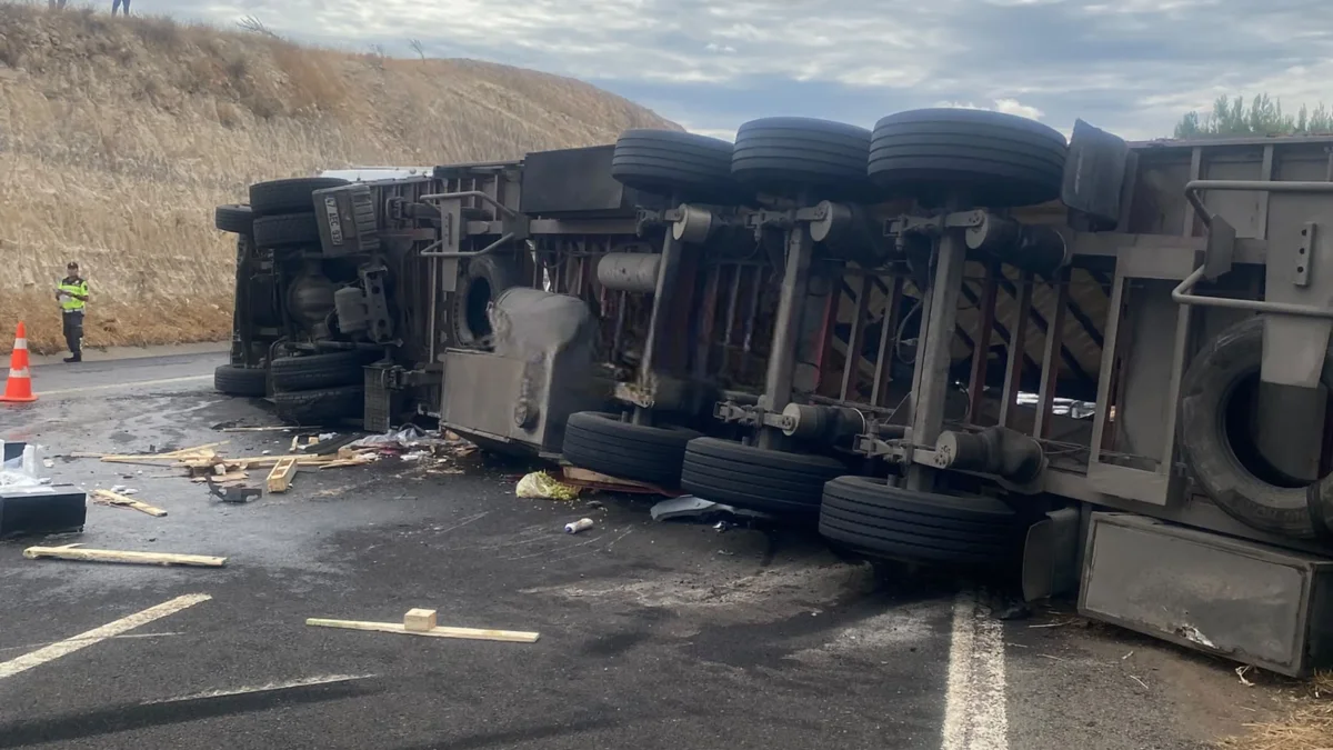 Şanlıurfa-Gaziantep Otoyolunda TIR Devrildi: 3 Yaralı!