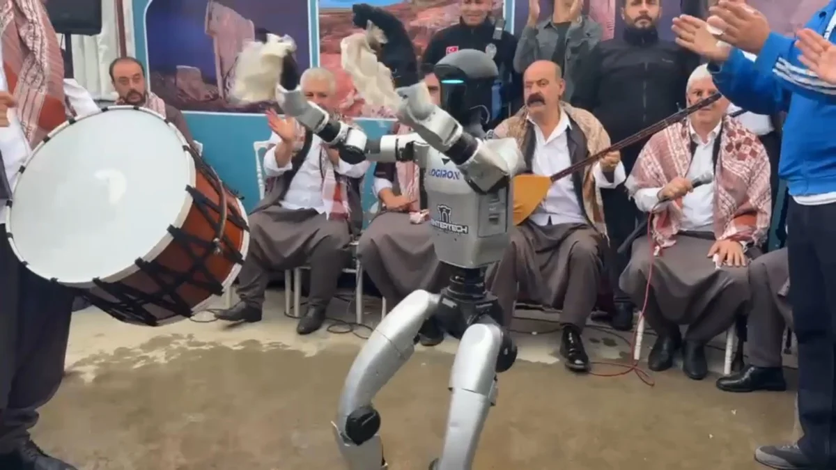 TEKNOFEST'te İnsansı Robot Sıra Gecesinde Mendil Sallayıp Oynadı