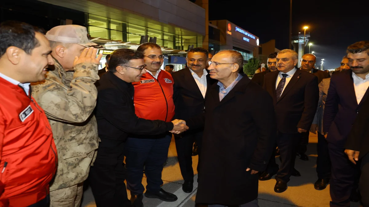 Bekir Bozdağ Şanlıurfa'da Havalimanında Coşkuyla Karşılandı