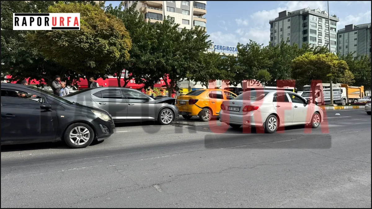 Karaköprü’de Zincirleme Trafik Kazası: 3 Araç Çarpıştı