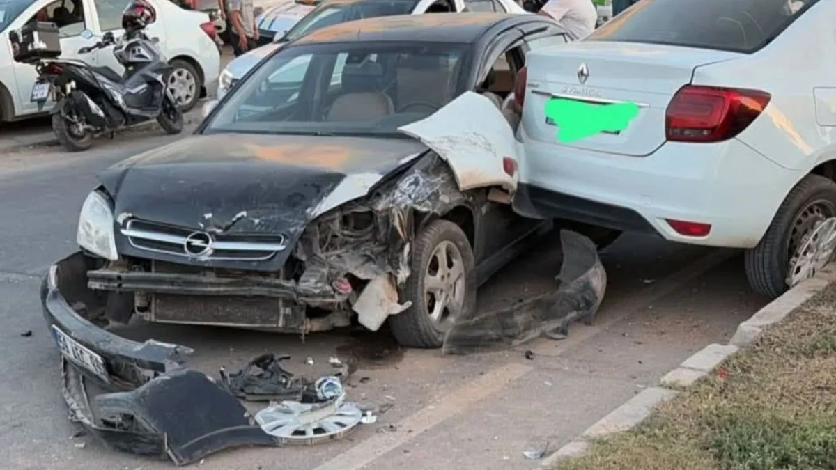 Akçakale’de İki Otomobil Çarpıştı: 1 Yaralı