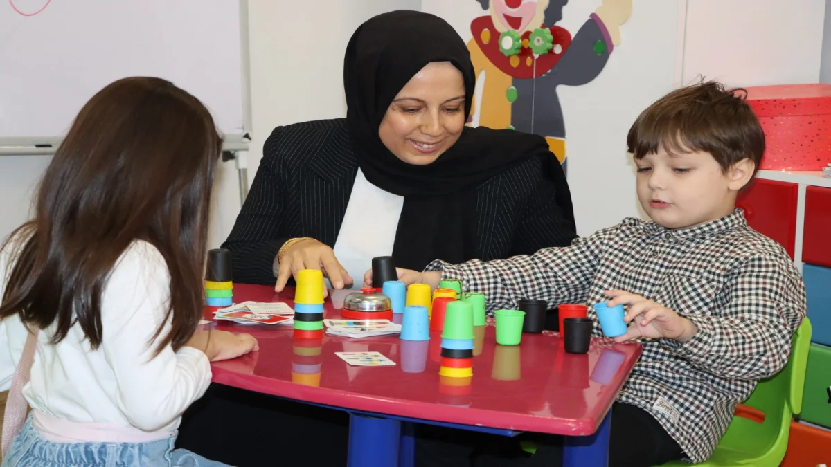 MİNİK KALPLERE DOKUNAN MERKEZDE EĞİTİM, TERAPİ VE KARANLIK ODA DESTEĞİ BİR ARADA