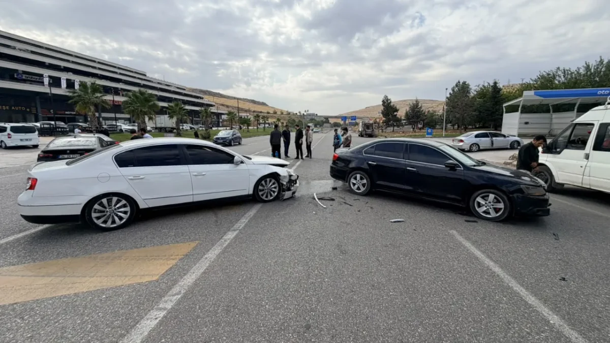 Şanlıurfa Eyyübiye’de 3 Araç Birbirine Girdi!