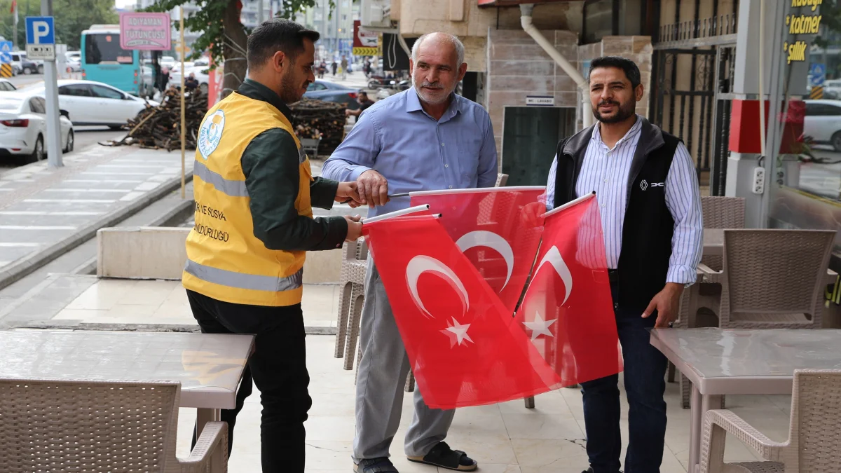 Haliliye Belediyesi’nden 29 Ekim’e Özel Bayrak Dağıtımı