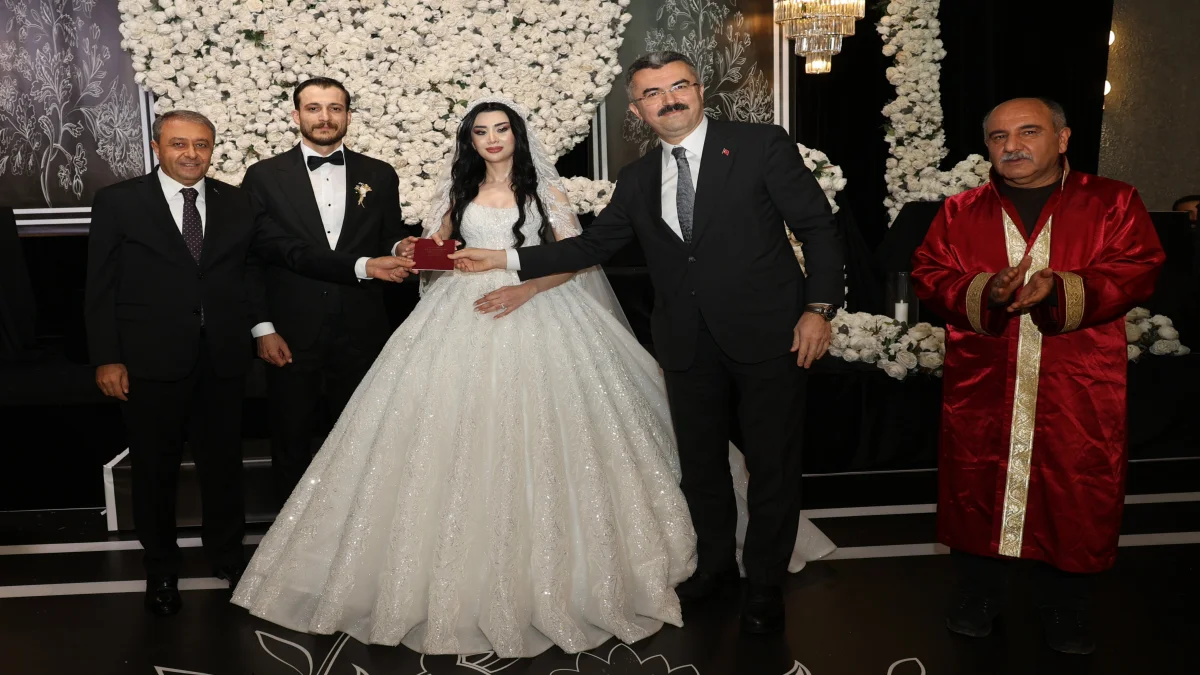 Vali Şıldak, Aybike ve Fırat çiftinin mutluluğuna ortak oldu